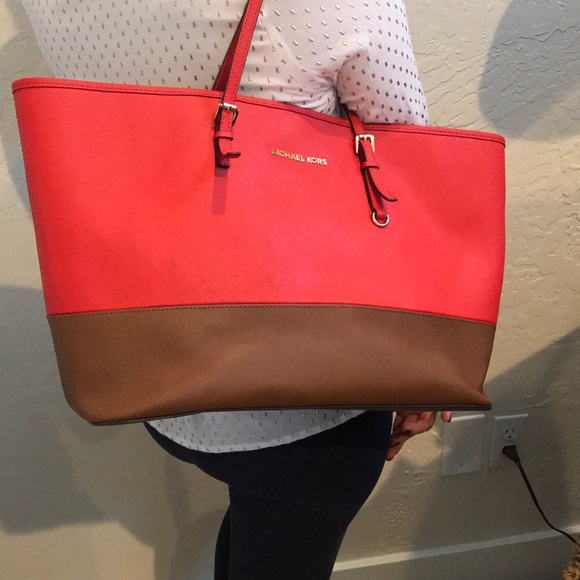 Micheal Kors Purse - Picture 1 of 10